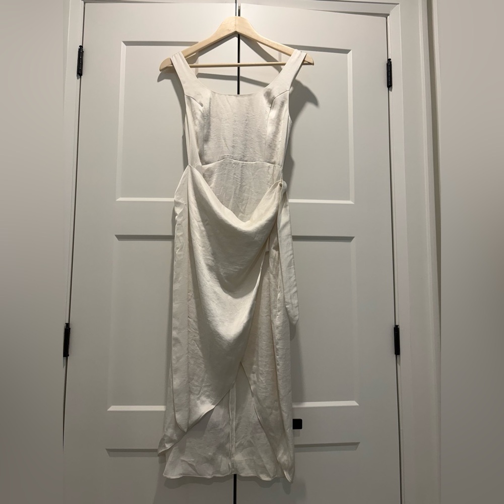 Elegant White Sleeveless Dress